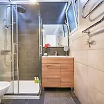 Renovated Charming Apartment, By Timecooler Διαμέρισμα