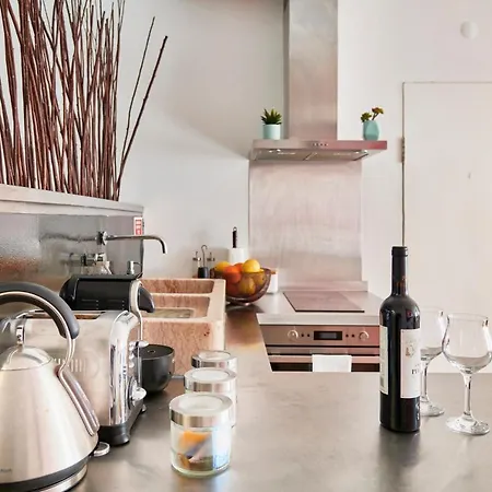 アパート Renovated Charming Apartment, By Timecooler