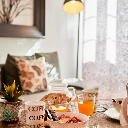 Renovated Charming Apartment, By Timecooler Apartment