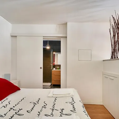 Renovated Charming Apartment, By Timecooler Apartment *