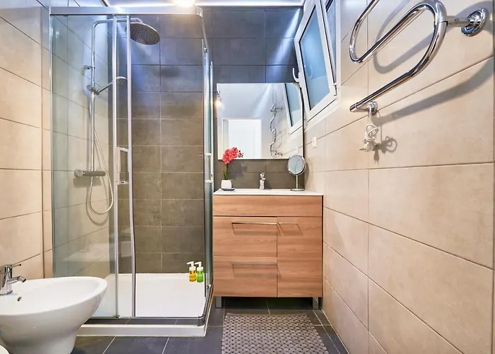 Renovated Charming Apartment, By Timecooler شقة