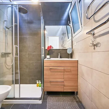 Renovated Charming Apartment, By Timecooler Daire